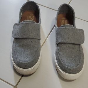 Tom's size 7 canvas slip on